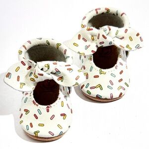 Freshly Picked Kid’s Leather Rainbow Sprinkles Bow Hard Sole Moccasins NWT